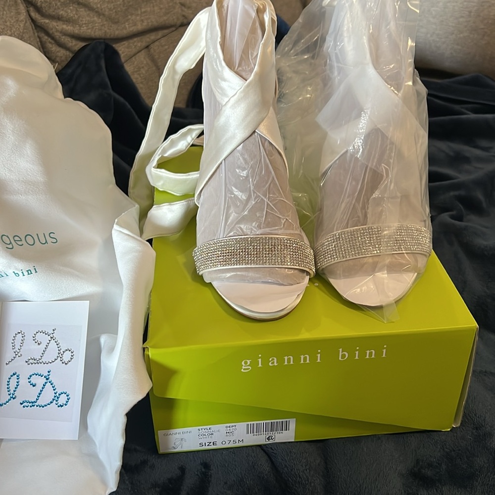 Gianni Bini Sonnalie Bridal Satin Bow Sandals in White - Picture 3 of 5
